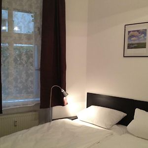 Zimmer mit Kingsize-Bett